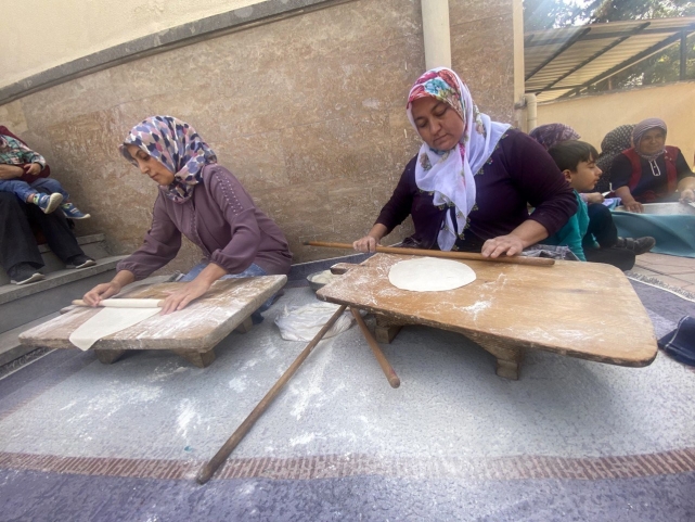 DEPREMZEDE KADINLAR KENDİ ACILARINI UNUTUP, FİLİSTİNLİLERE DESTEK OLDULAR