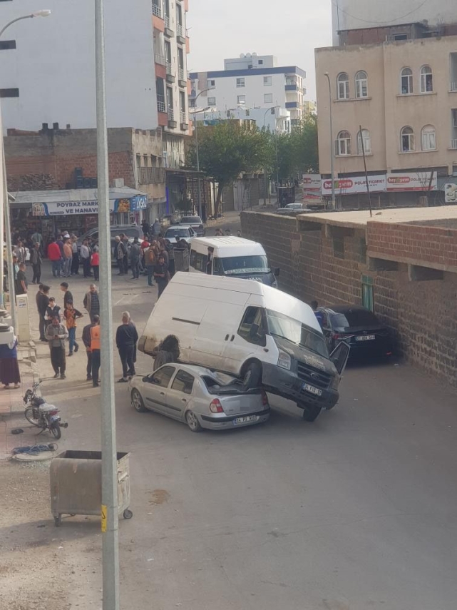MİNİBUS, PARK HALİNDEKİ OTOMOBİLİN ÜSTÜNE ÇIKTI