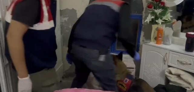 ÇEYİZ SANDIĞINA YASAKLI MADDE SAKLAMIŞLAR