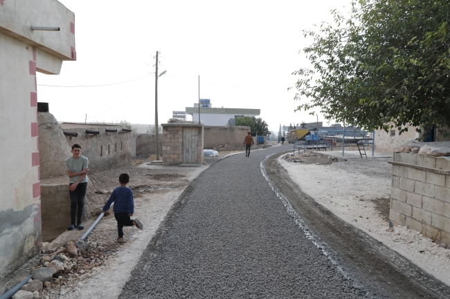 EYYÜBİYE’NİN BATI KIRSALINDA ASFALT ÇALIŞMALARI DEVAM EDİYOR