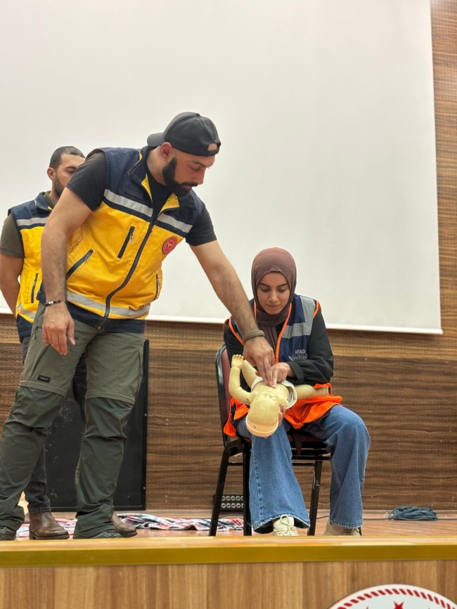 130 GÖNÜLLÜYE İLK YARDIM FARKINDALIK EĞİTİM VERİLDİ