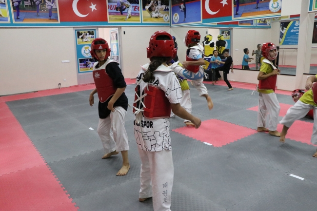 BAŞKAN CANPOLAT: 21 ADET HALI SAHAYI GENÇLERİMİZİN HİZMETİNE SUNDUK