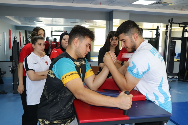 BAŞKAN CANPOLAT: 21 ADET HALI SAHAYI GENÇLERİMİZİN HİZMETİNE SUNDUK