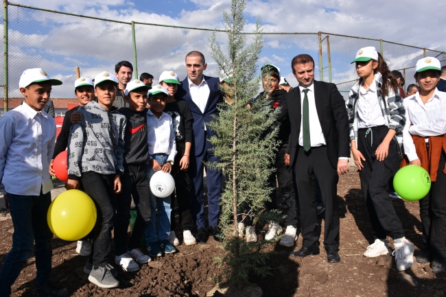 SİVEREK’TE YÜZLERCE FİDAN TOPRAKLA BULUŞTURULDU