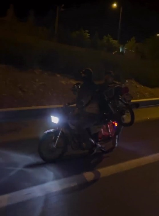 MOTOSİKLET ÜZERİNDE MOTOSİKLET TAŞIDILAR