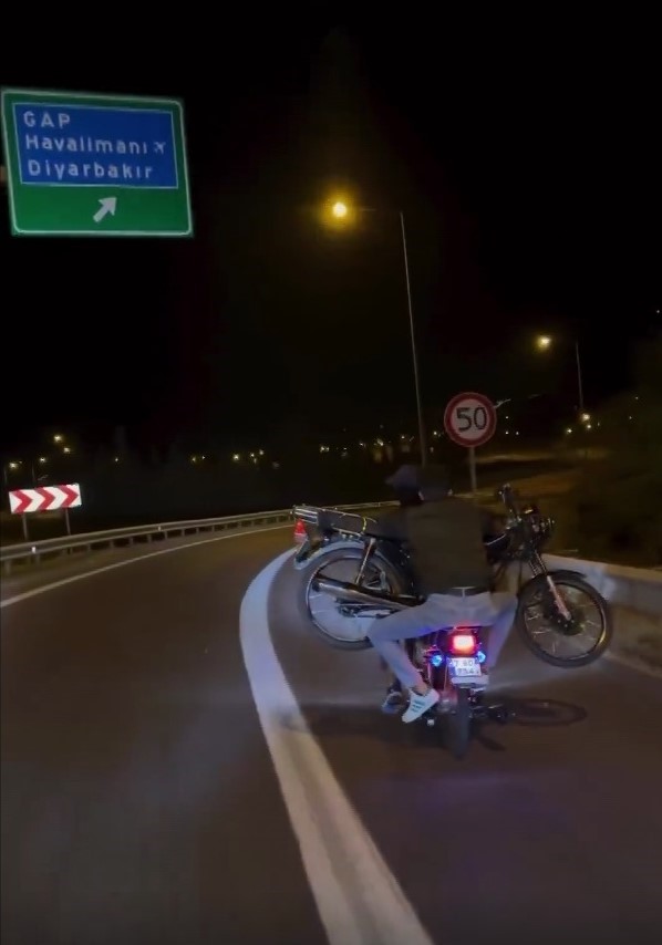 MOTOSİKLET ÜZERİNDE MOTOSİKLET TAŞIDILAR