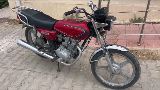 MOTOSİKLETİN ÇALINMA ANI KAMERAYA YANSIDI