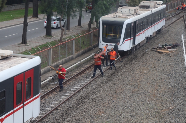 İZMİR’DE FACİADAN DÖNÜLDÜ: RAYDAN ÇIKAN TREN DUVARA ÇARPTI