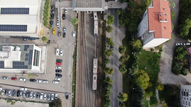 İZMİR’DE FACİADAN DÖNÜLDÜ: RAYDAN ÇIKAN TREN DUVARA ÇARPTI