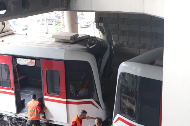 İZMİR’DE FACİADAN DÖNÜLDÜ: RAYDAN ÇIKAN TREN DUVARA ÇARPTI