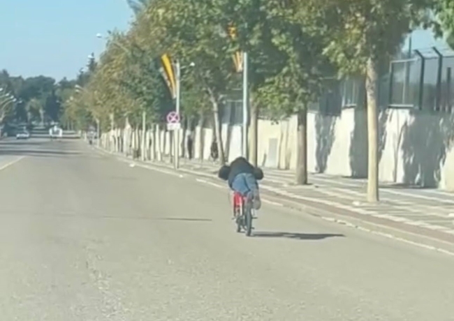 MOTOSİKLETLE TEHLİKELİ YOLCULUK KAMERAYA YANSIDI