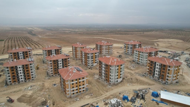 DEPREM KONUTLARINDA ÇALIŞMALAR DEVAM EDİYOR