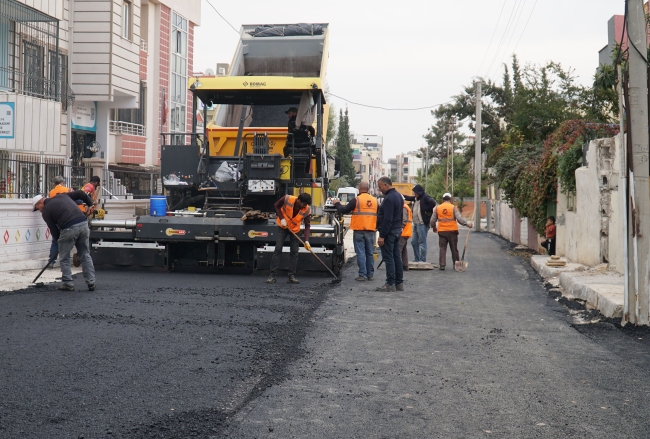 HALİLİYE'DE SICAK ASFALT ÇALIŞMALARIYLA YOLLAR YENİLENİYOR