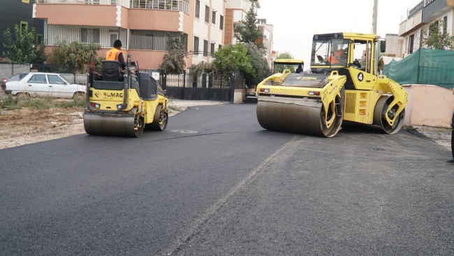 HALİLİYE'DE SICAK ASFALT ÇALIŞMALARIYLA YOLLAR YENİLENİYOR