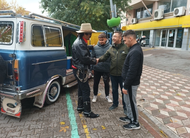 ÖĞRETMEN GİYİMİ VE TARZI İLE DİKKAT ÇEKTİ!