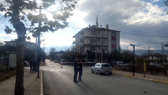 'TAPULU ARAZİMİZ' DEYİP YOLU TRAFİĞE KAPATTI
