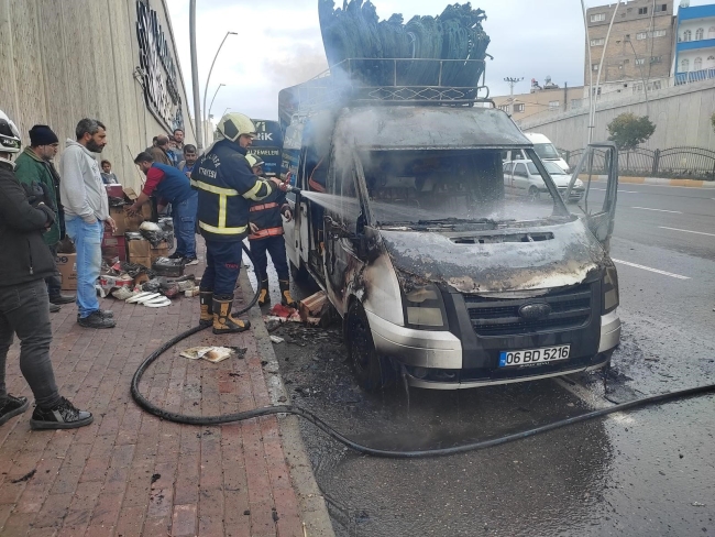ŞANLIURFA'DA SEYİR HALİNDEKİ MİNİBÜS ALEV TOPUNA DÖNDÜ