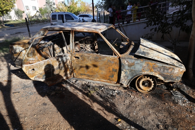ÖNCE OĞLUNU DÖVDÜLER, SONRA OTOMOBİLİ YAKTILAR