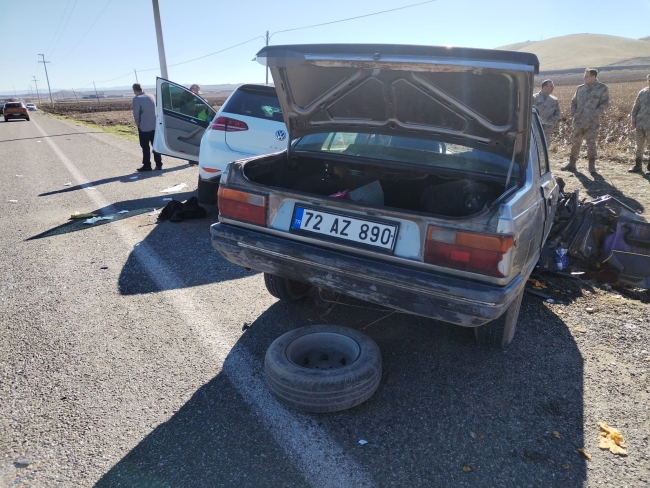 DİYARBAKIR’DA İKİ OTOMOBİL KAFA KAFAYA ÇARPIŞTI: 2 ÖLÜ, 1 YARALI