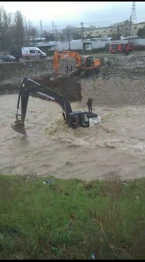 MAHSUR KALAN KEPÇE OPERATÖRÜ BÖYLE KURTARILDI