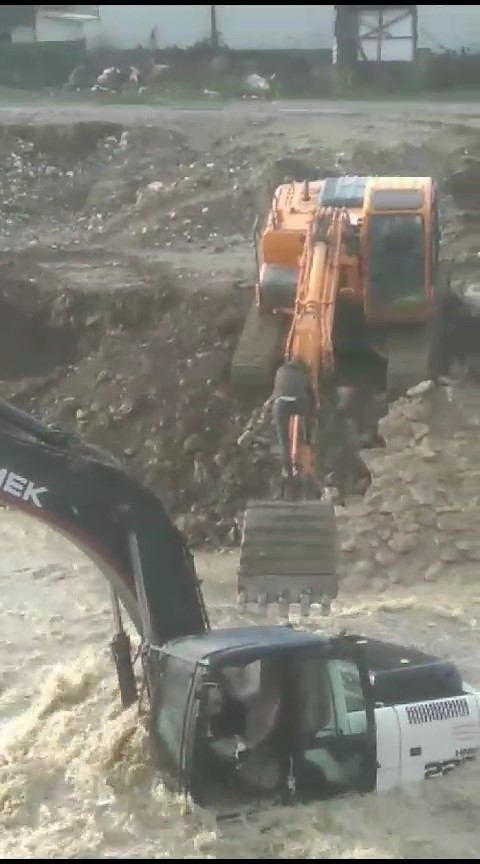 MAHSUR KALAN KEPÇE OPERATÖRÜ BÖYLE KURTARILDI