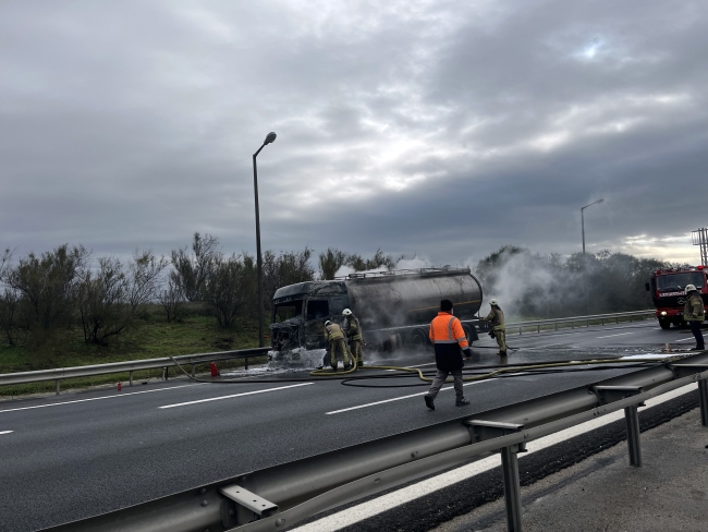 TEKERİ PATLAYAN TANKER ALEV ALEV YANDI
