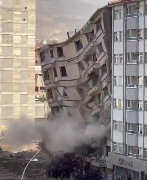ELAZIĞ’DA 8 KATLI AĞIR HASARI BİNA TEK DOKUNUŞ İLE YIKILDI