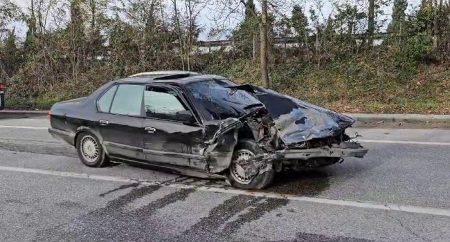 İKİ OTOMOBİL KAFA KAFAYA ÇARPIŞTI: 1'İ AĞIR 3 YARALI