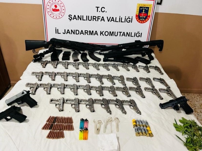 AHIRDA ÇOK SAYIDA SİLAH VE MÜHİMMAT BULUNDU