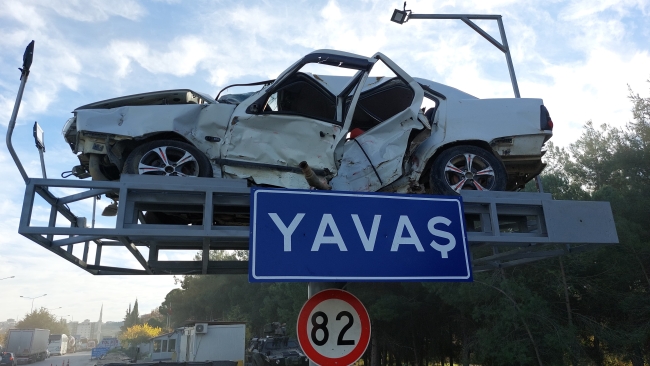 POLİS, KAZA YAPAN ARACI YOL KENARINDA SERGİLEDİ