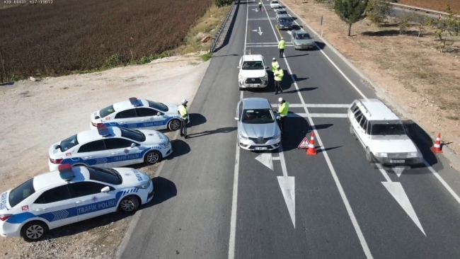 TRAFİK KURALLARINI İHLAL EDEN SÜRÜCÜLERE CEZA YAĞDI