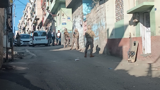 MAHALLE ABLUKA ALTINA ALINDI, POLİSE ATEŞ AÇAN ŞAHIS KADIN KILIĞINDA YAKALANDI