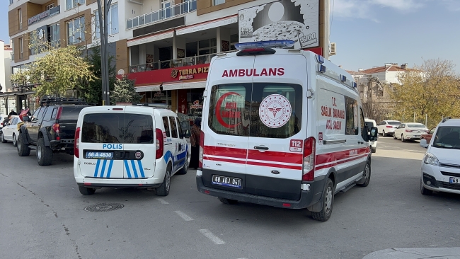 BIÇAKLA YARALANDI, YARASINI UNUTUP GAZETECİLERE SARDI