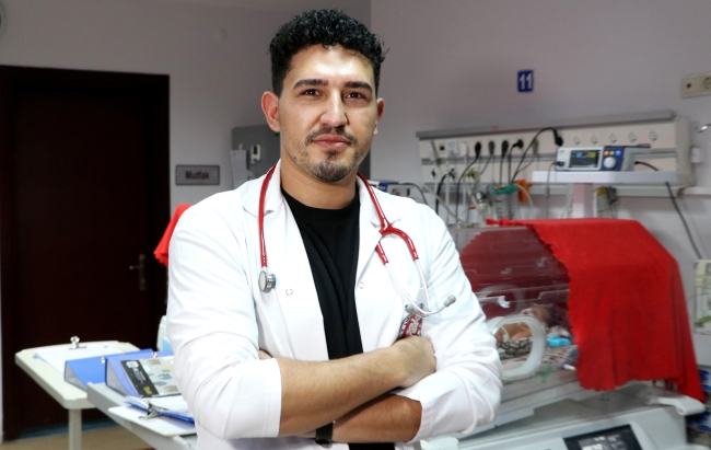 PREMATÜRE DOĞDUĞU HASTANEDE BEBEKLERİN HAYATA TUTUNMASI İÇİN ÇALIŞIYOR