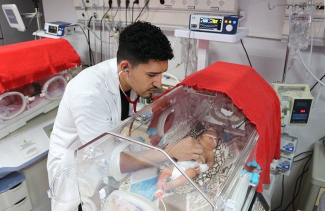 PREMATÜRE DOĞDUĞU HASTANEDE BEBEKLERİN HAYATA TUTUNMASI İÇİN ÇALIŞIYOR
