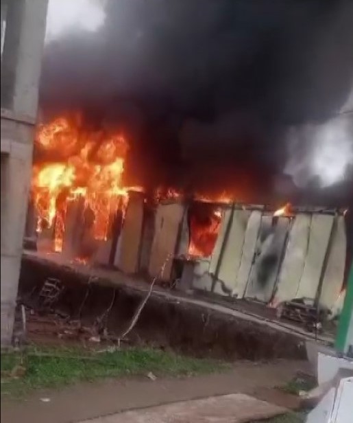 3 KONTEYNER KÜLE DÖNERKEN KUR'AN-I KERİM'İN SAYFALARI YANMADI