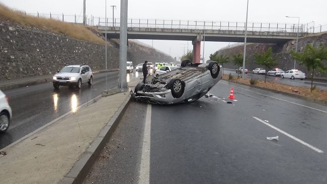 KAYGANLAŞAN YOL KAZA GETİRDİ
