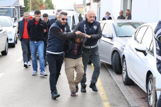 EVLERİNDE ANAHTARLIK ŞEKLİNDE SUİKAST TABANCASI VE OTOMATİK SİLAH ÇIKTI
