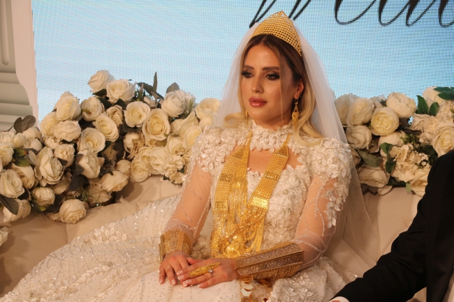 GELİNE TAKILAN ALTIN VE PARALAR DUDAK UÇUKLATTI