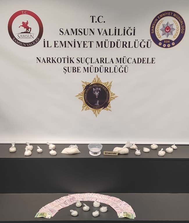 POLİS ORMANLIK ALANDA TOPRAĞA GÖMÜLÜ UYUŞTURUCUYU ELLERİYLE KAZARAK ÇIKARDI