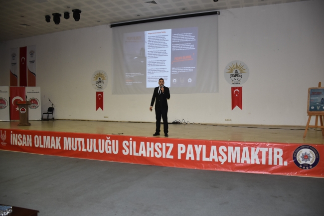 SİVEREK’TE ‘"İNSAN OLMAK MUTLULUĞU SİLAHSIZ PAYLAŞMAKTIR" PROJESİ TANITIMI YAPILDI