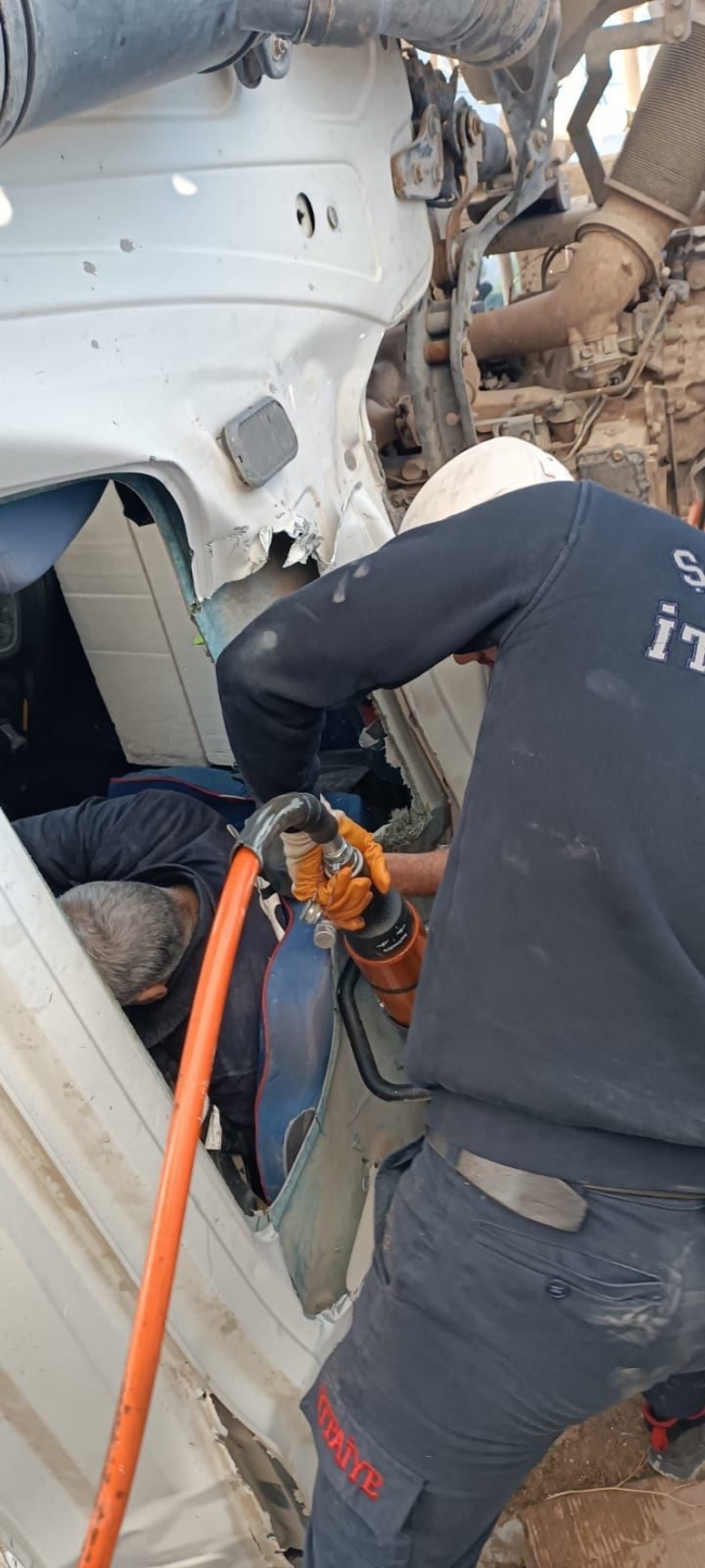 DEVRİLEN BETON MİKSERİNDE SIKIŞAN SÜRÜCÜYÜ İTFAİYE KURTARDI
