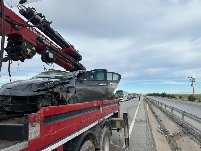 TAKLA ATIP REFÜJE GİREN OTOMOBİLDE 2 KİŞİ YARALANDI