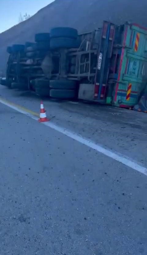 MANDALİNA YÜKLÜ KAMYON YAN YATTI: 1 YARALI