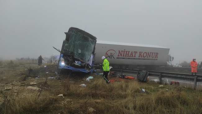 YOLCU OTOBÜSÜ İLE 2 TIR ÇARPIŞTI: ÖLÜ VE YARALILAR VAR