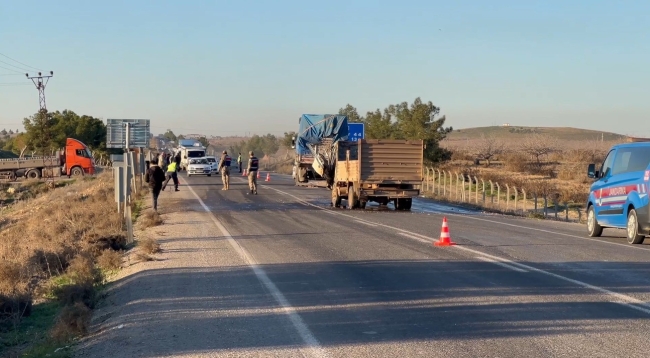 KAMYONET TIRA ARKADAN ÇARPTI: 2 YARALI