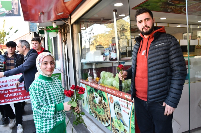 DEPREMDE YANLARINDA OLAN SİVEREKLİLERE GÜL DAĞITTILAR