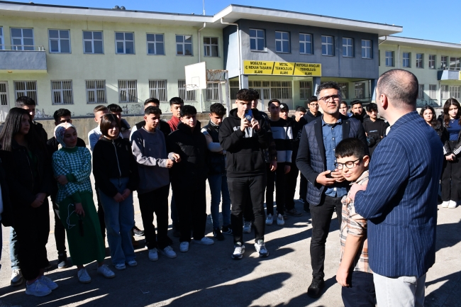 DEPREMDE YANLARINDA OLAN SİVEREKLİLERE GÜL DAĞITTILAR