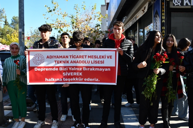 DEPREMDE YANLARINDA OLAN SİVEREKLİLERE GÜL DAĞITTILAR