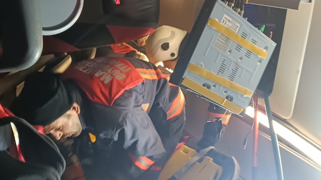 YOLCU OTOBÜSÜ DEVRİLDİ: 4 ÖLÜ, 36 YARALI